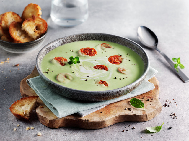 Passierte Erbsensuppe mit Chorizo
