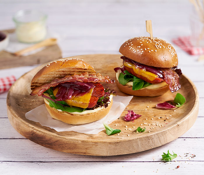 Chorizo Cheese Burger mit Rotweinzwiebeln