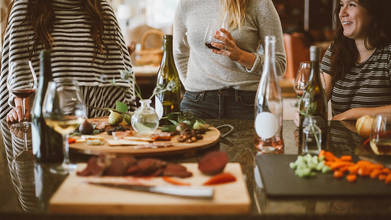Freunde essen und trinken in der Kueche preview