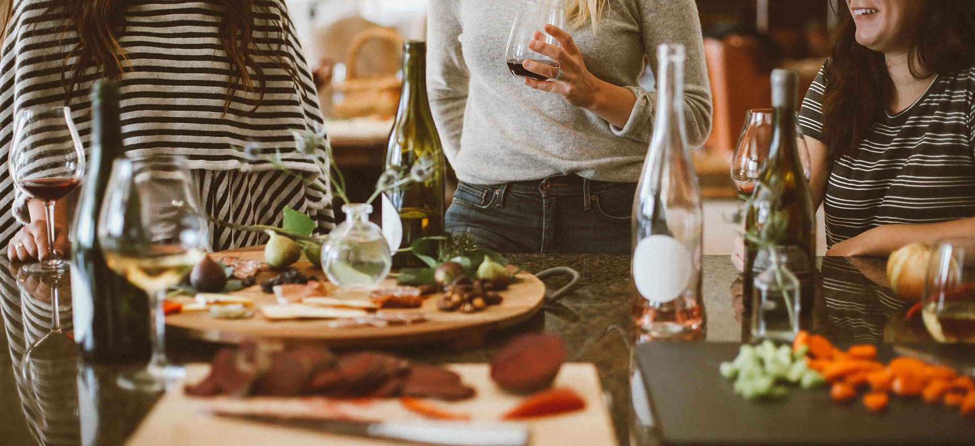Freunde essen und trinken in der Kueche
