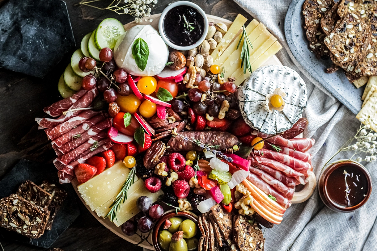 Huebsch angerichtetes Charcuterie Board