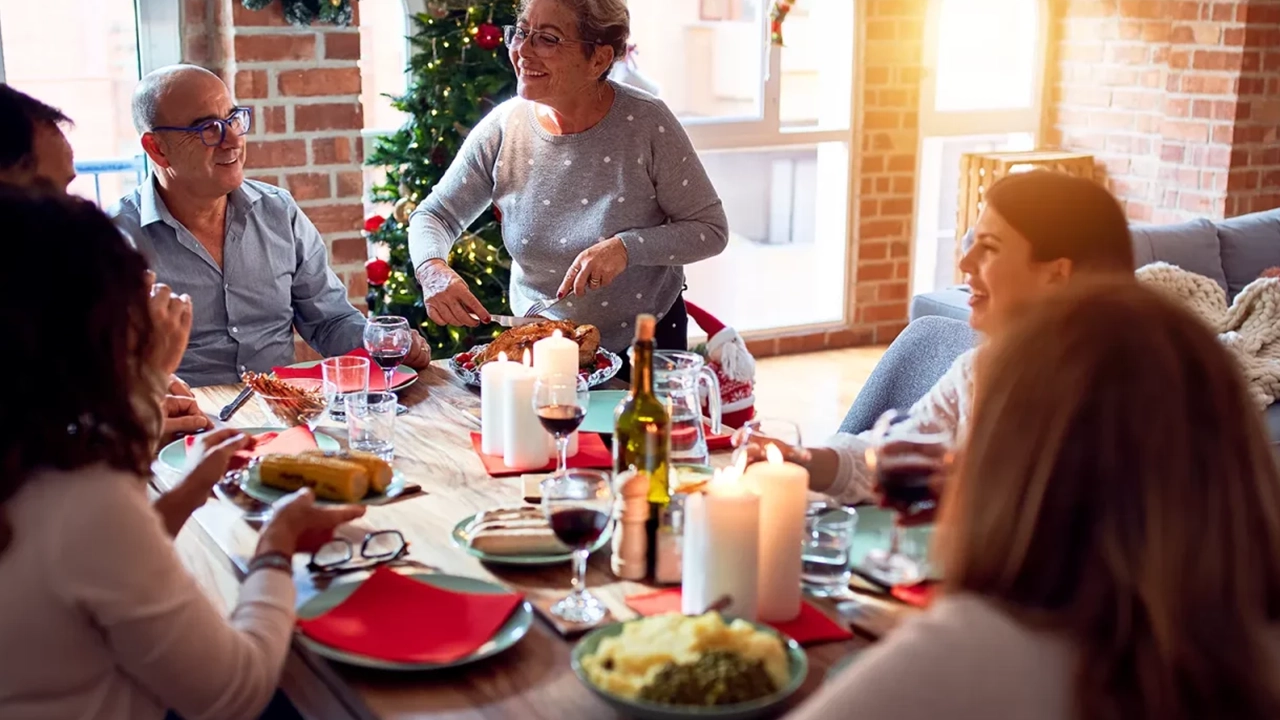 familie essen und trinken in der Kueche 1280x720 1