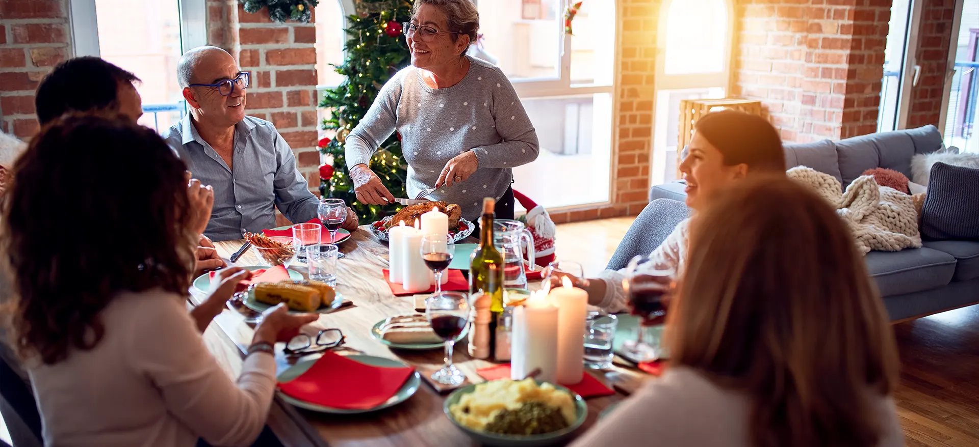 familie essen und trinken in der Kueche