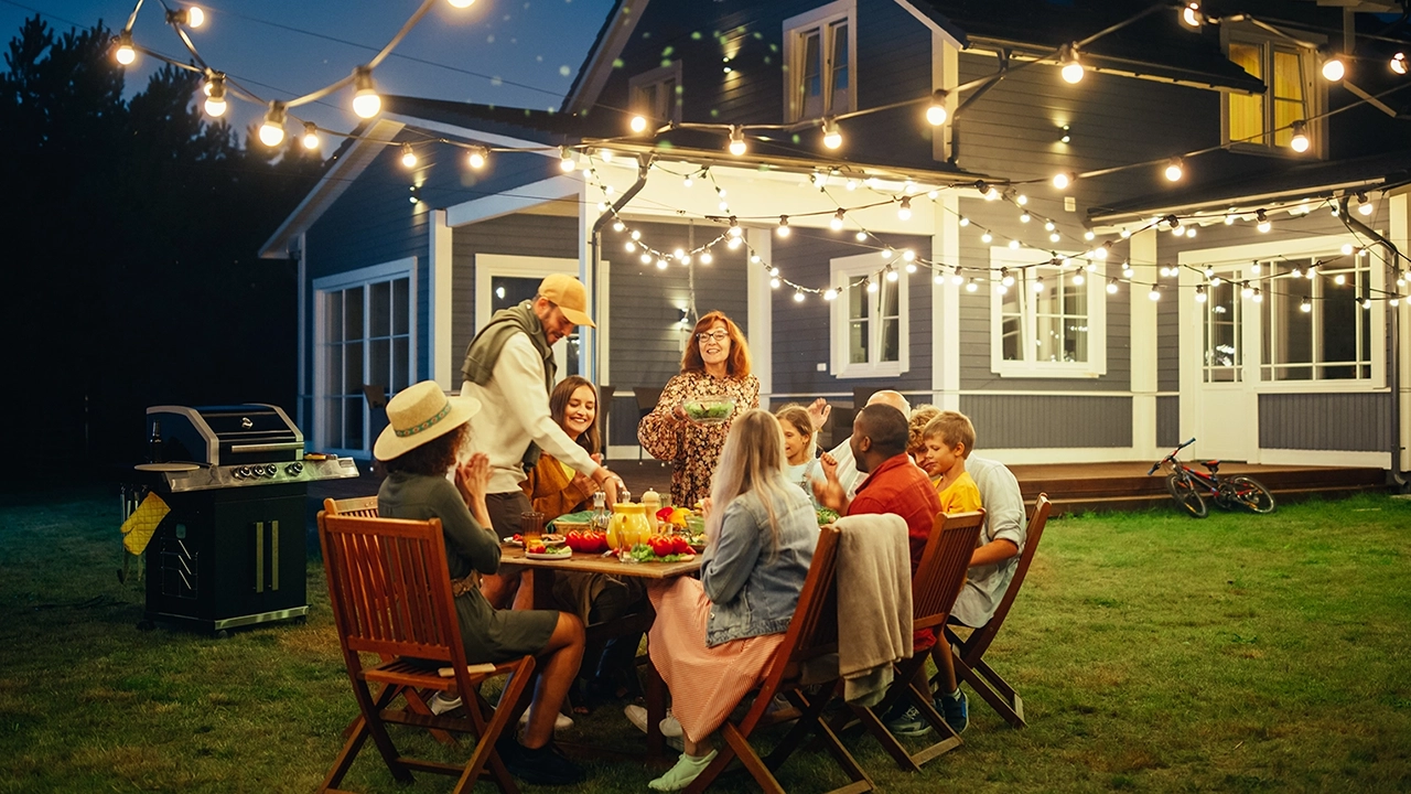 Familie abends beim Dinner preview