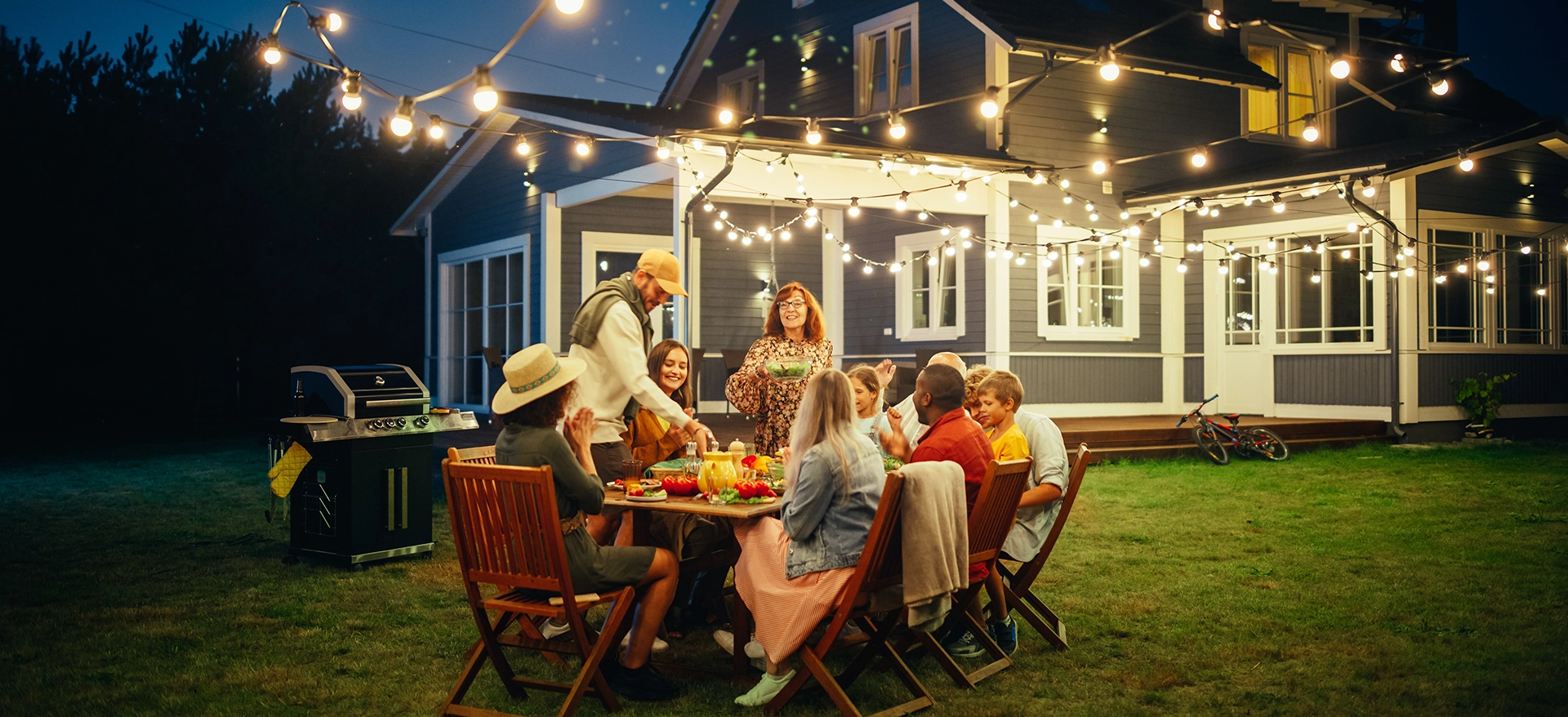 Familie abends beim Dinner