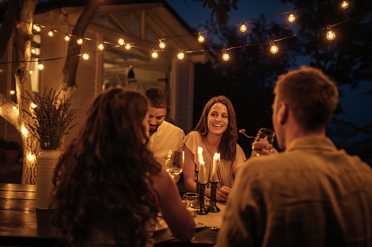 Freunde abends beim Dinner