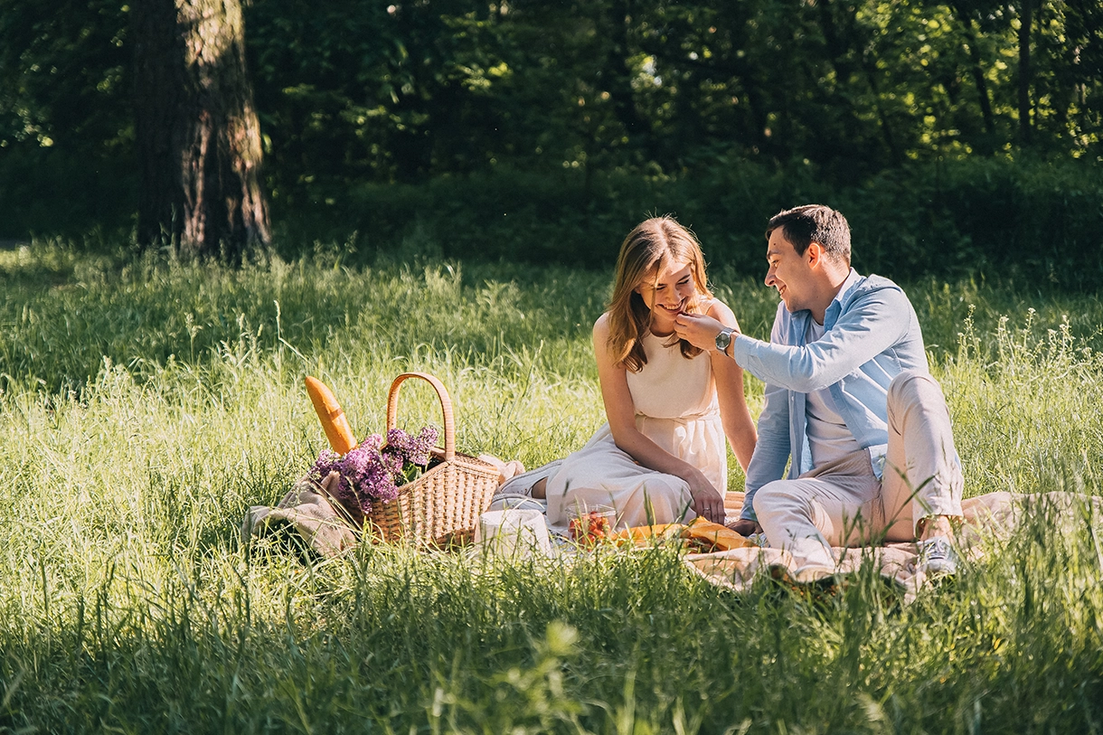Mann und Frau picknicken