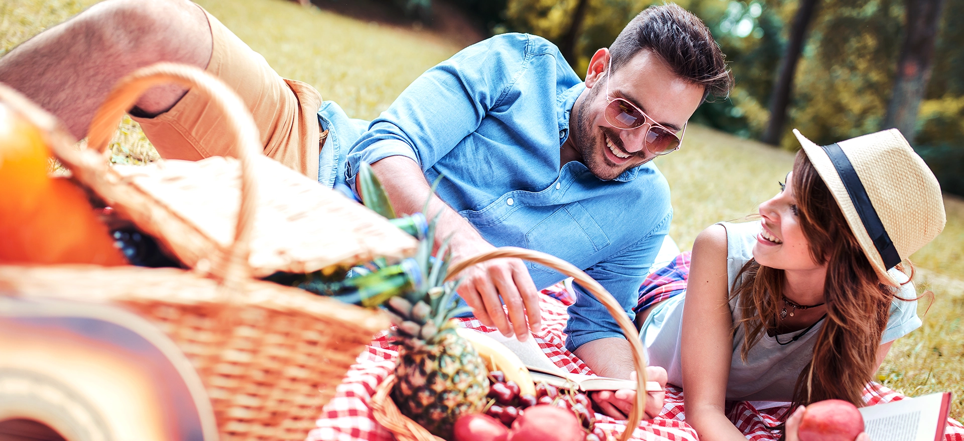 Paerchen beim Picknick
