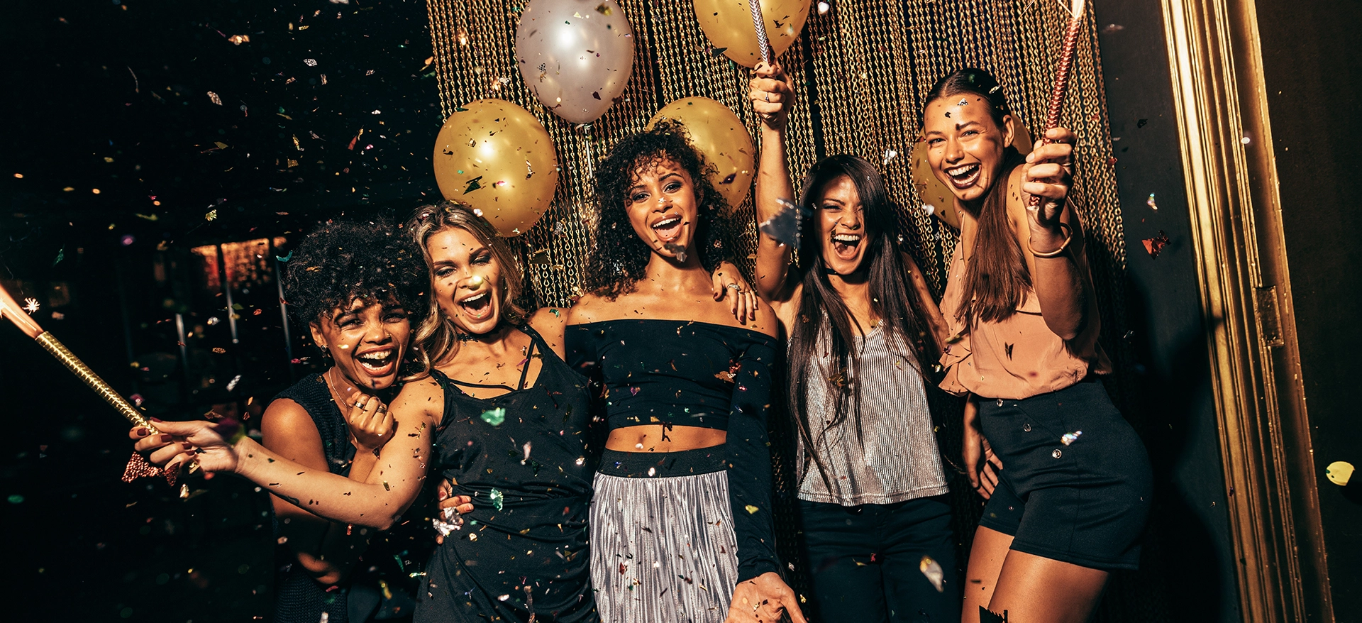 Freundinnen feiern Silvester