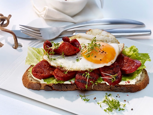 Bauernbrotschnitte mit Spiegelei und Chorizo