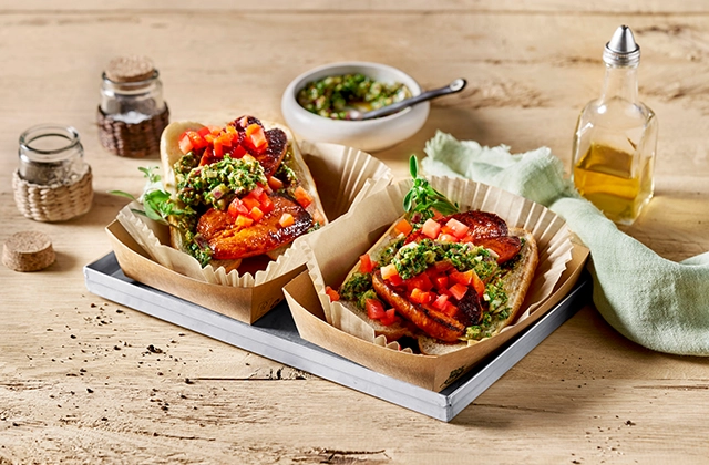 Choripan mit Chimichurri argentinischer Chorizo Hotdog mit scharfer Kraeutersauce Choripan mit Chimichurri argentinischer Chorizo Hotdog mit scharfer Kraeutersauce