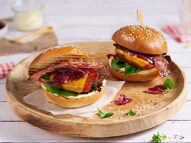 Chorizo Cheese Burger mit Rotweinzwiebeln