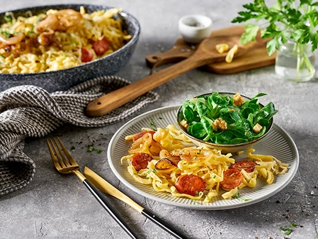 Chorizo Kaesespaetzle mit Feldsalat