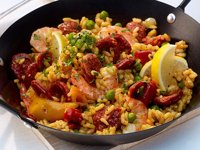 Klassische Spanische Paella mit Chorizo