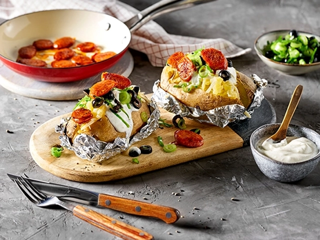 Kumpir mit Chorizo Fuellung und Joghurtsauce