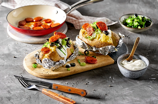 Kumpir mit Chorizo Fuellung und Joghurt Sauce