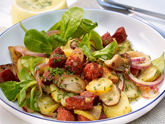 Lauwarmer Bratkartoffelsalat mit Chorizo und Pilzen