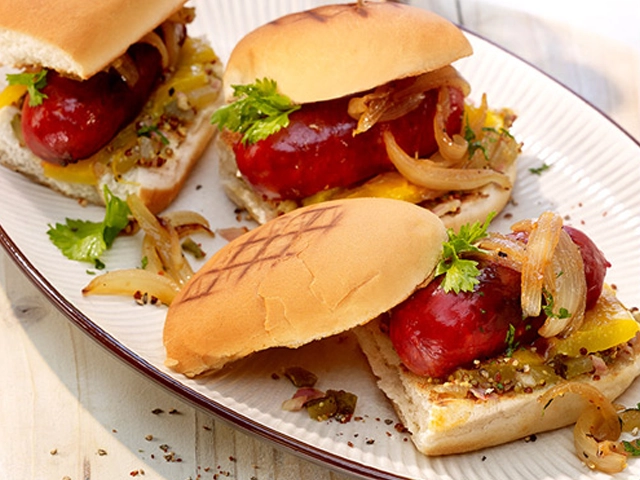 Mini Chorizo Hot Dogs mit Gurken Salsa und Grillpaprika