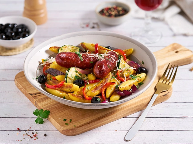 Schupfnudel Chorizo Pfanne mit schwarzen Oliven und Paprika