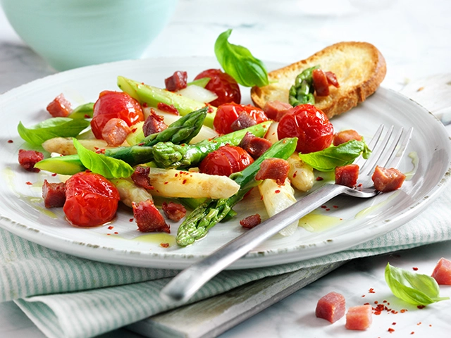 Bunte Spargelpfanne mit Cherrytomaten und Serrano Wuerfeln