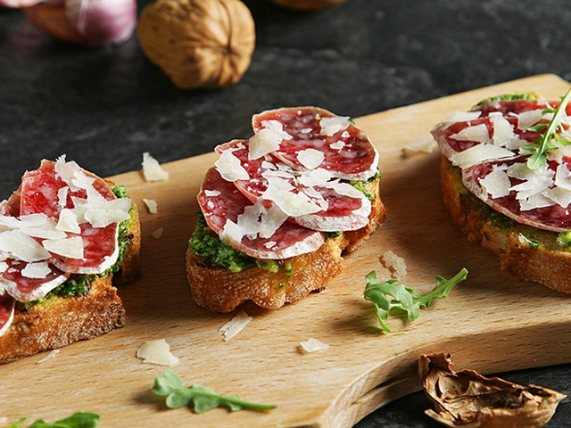 Canape mit Rucola Pesto und Fuet