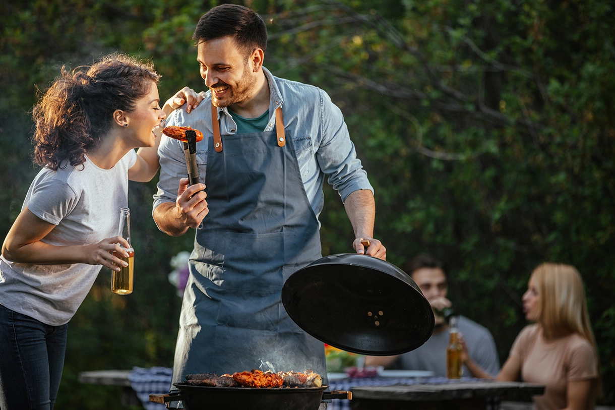 Frau probiert Grillgut