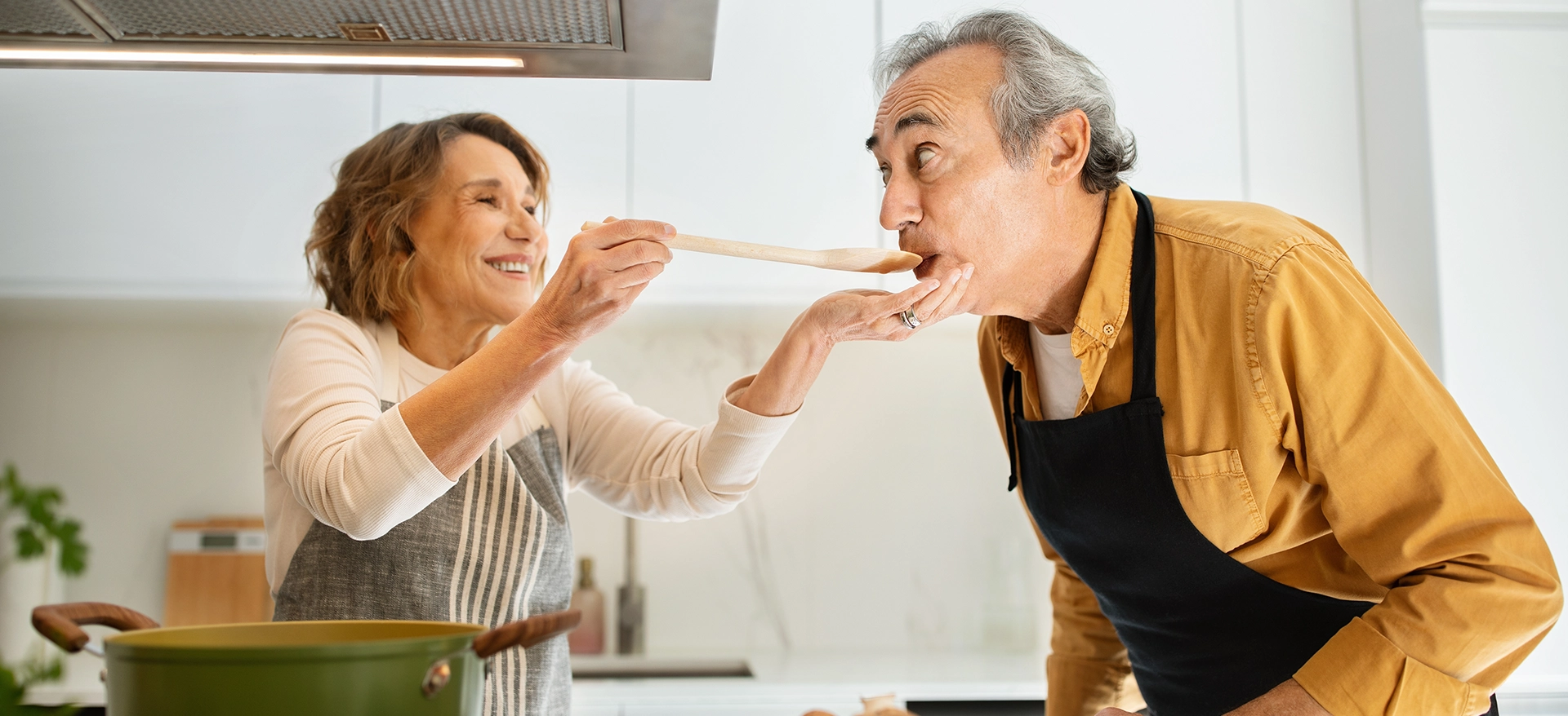 Frau und Mann kochen zusammen in der Kueche header