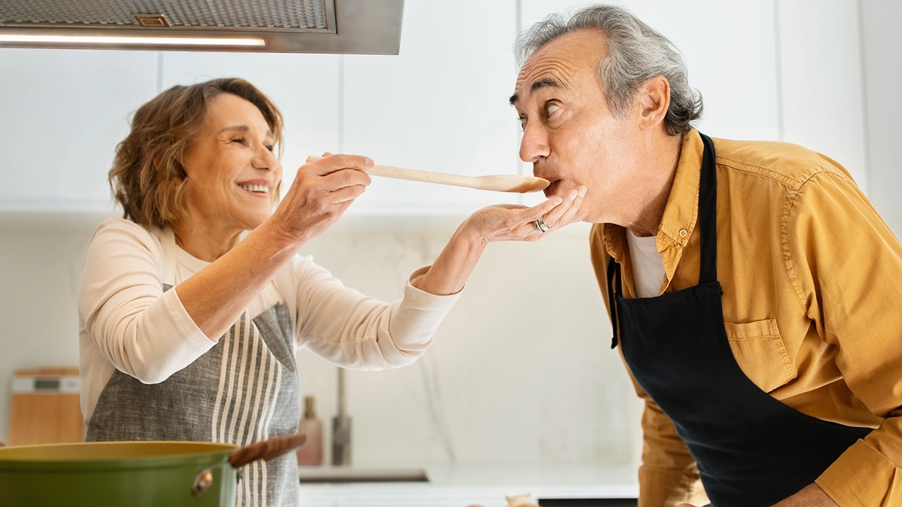Frau und Mann kochen zusammen in der Kueche preview
